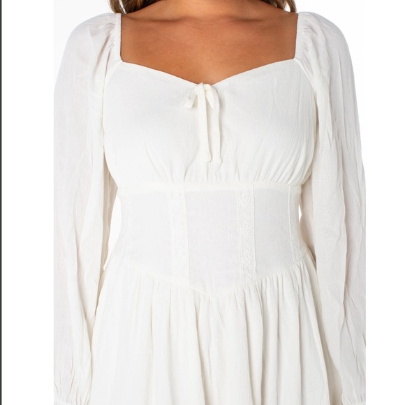 Elegant White Long Sleeve Dress - Picture 5 of 5